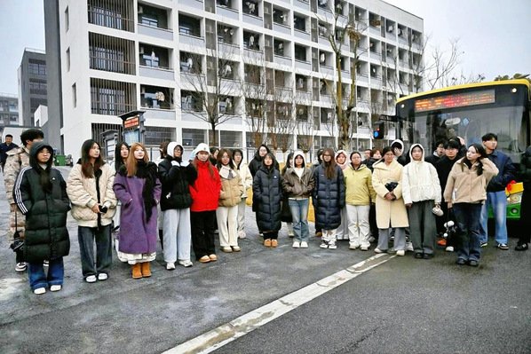 赢彩接驳专线开通仪式顺利举行 打通师生出行“最后一公里”